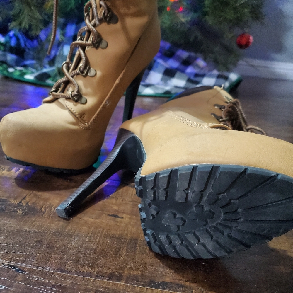 Boots - Picture 3 of 5